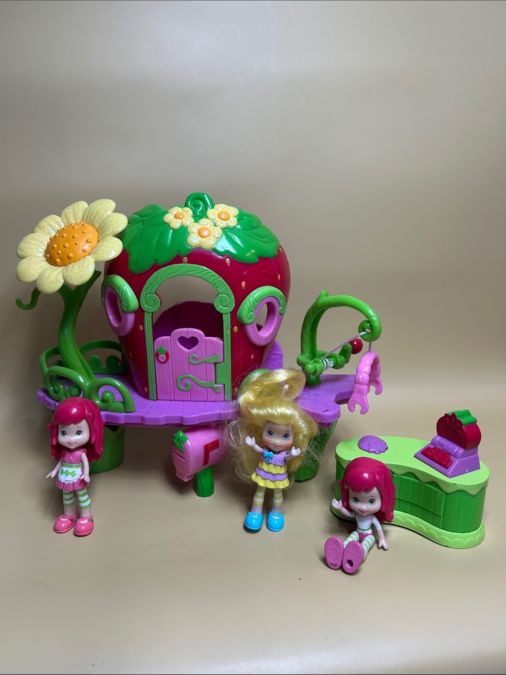 2009 Strawberry Shortcake Berry Bitty Clubhouse Playset with figurines